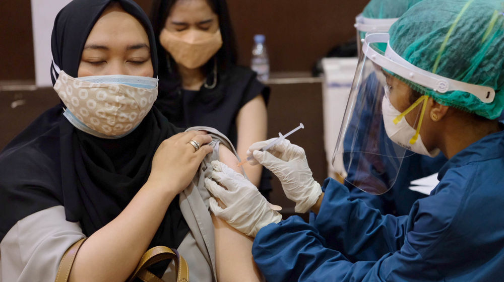 <p>Karyawan paltform Fintech Pendanaan anggota AFPI mendapatkan vaksinasi pada pemberian Vaksin Gotong Royong untuk pekerja Industri Fintech Pendanaan Bersama Indonesia di Jakarta, Jumat, 2 Juli 2021. Foto: Ismail Pohan/TrenAsia</p>
