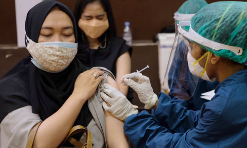 <p>Karyawan paltform Fintech Pendanaan anggota AFPI mendapatkan vaksinasi pada pemberian Vaksin Gotong Royong untuk pekerja Industri Fintech Pendanaan Bersama Indonesia di Jakarta, Jumat, 2 Juli 2021. Foto: Ismail Pohan/TrenAsia</p>
