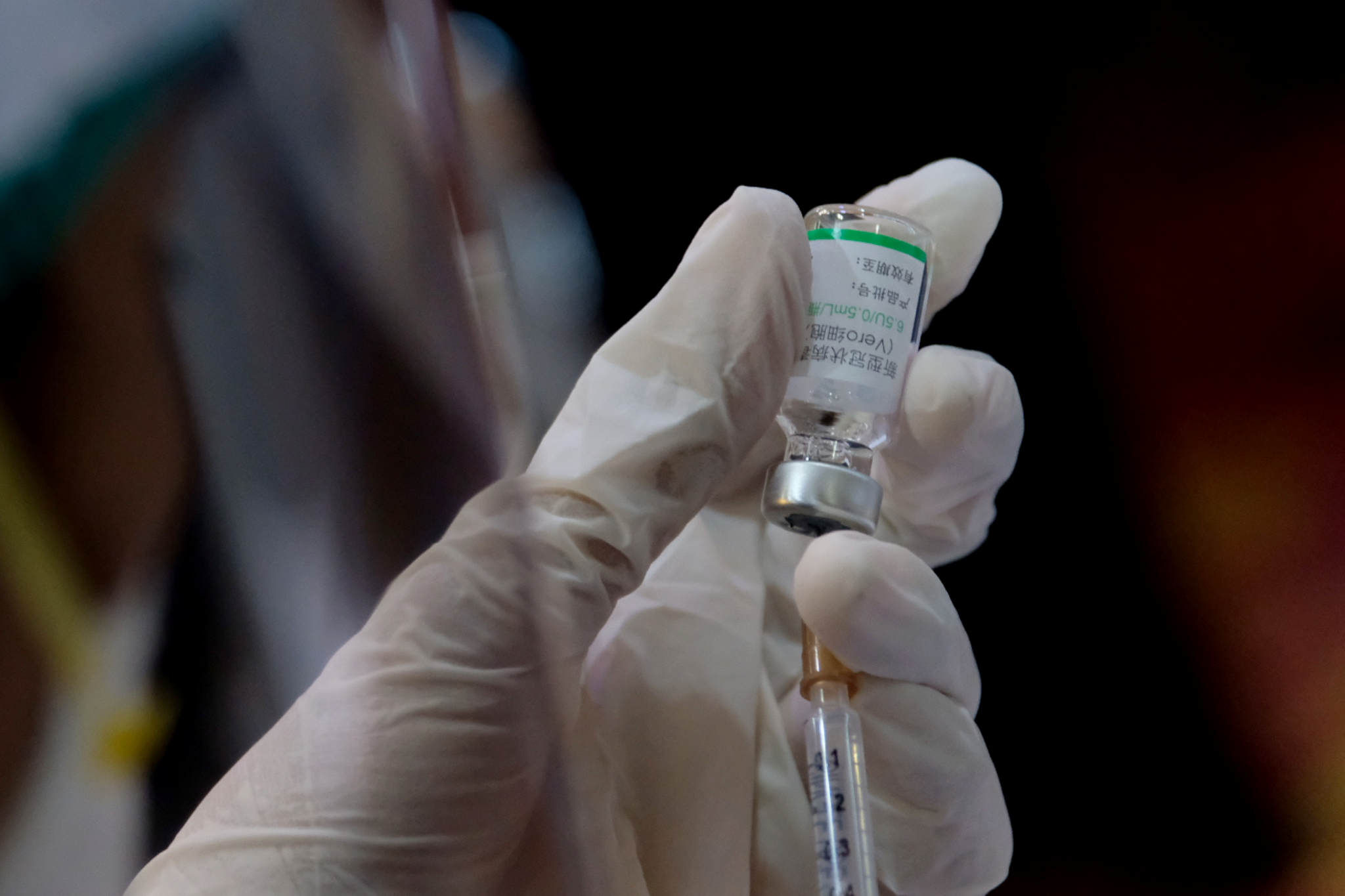 <p>Tenaga kesehatan (nakes) mengambil dosis vaksin pada pemberian Vaksin Gotong Royong untuk pekerja Industri Fintech Pendanaan Bersama Indonesia di Jakarta, Jumat, 2 Juli 2021. Foto: Ismail Pohan/TrenAsia</p>
