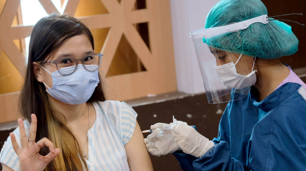 <p>Karyawan paltform Fintech Pendanaan anggota AFPI mendapatkan vaksinasi pada pemberian Vaksin Gotong Royong untuk pekerja Industri Fintech Pendanaan Bersama Indonesia di Jakarta, Jumat, 2 Juli 2021. Foto: Ismail Pohan/TrenAsia</p>
