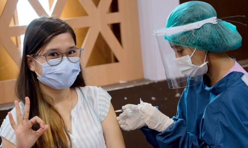 <p>Karyawan paltform Fintech Pendanaan anggota AFPI mendapatkan vaksinasi pada pemberian Vaksin Gotong Royong untuk pekerja Industri Fintech Pendanaan Bersama Indonesia di Jakarta, Jumat, 2 Juli 2021. Foto: Ismail Pohan/TrenAsia</p>
