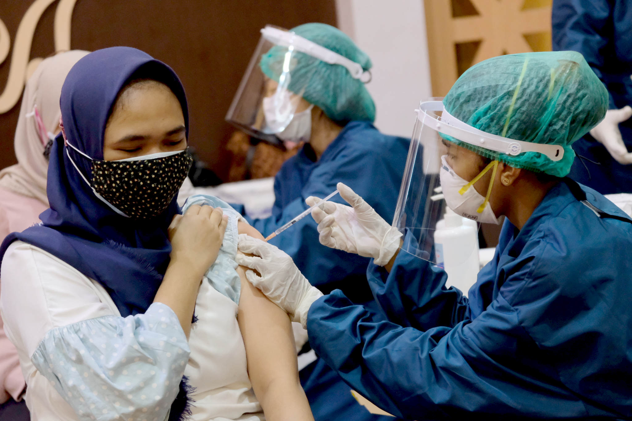 <p>Karyawan paltform Fintech Pendanaan anggota AFPI mendapatkan vaksinasi pada pemberian Vaksin Gotong Royong untuk pekerja Industri Fintech Pendanaan Bersama Indonesia di Jakarta, Jumat, 2 Juli 2021. Foto: Ismail Pohan/TrenAsia</p>
