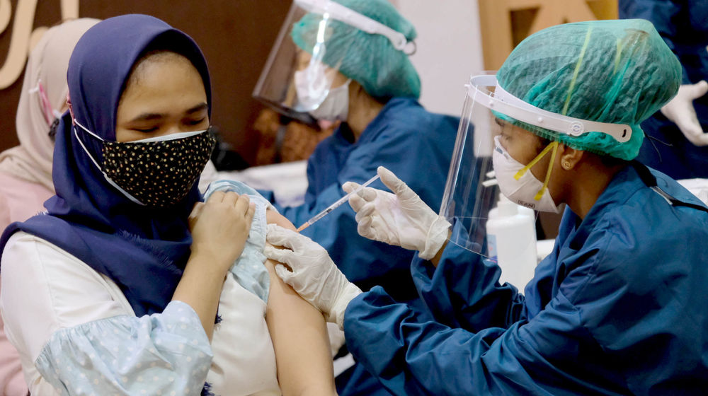 <p>Karyawan paltform Fintech Pendanaan anggota AFPI mendapatkan vaksinasi pada pemberian Vaksin Gotong Royong untuk pekerja Industri Fintech Pendanaan Bersama Indonesia di Jakarta, Jumat, 2 Juli 2021. Foto: Ismail Pohan/TrenAsia</p>
