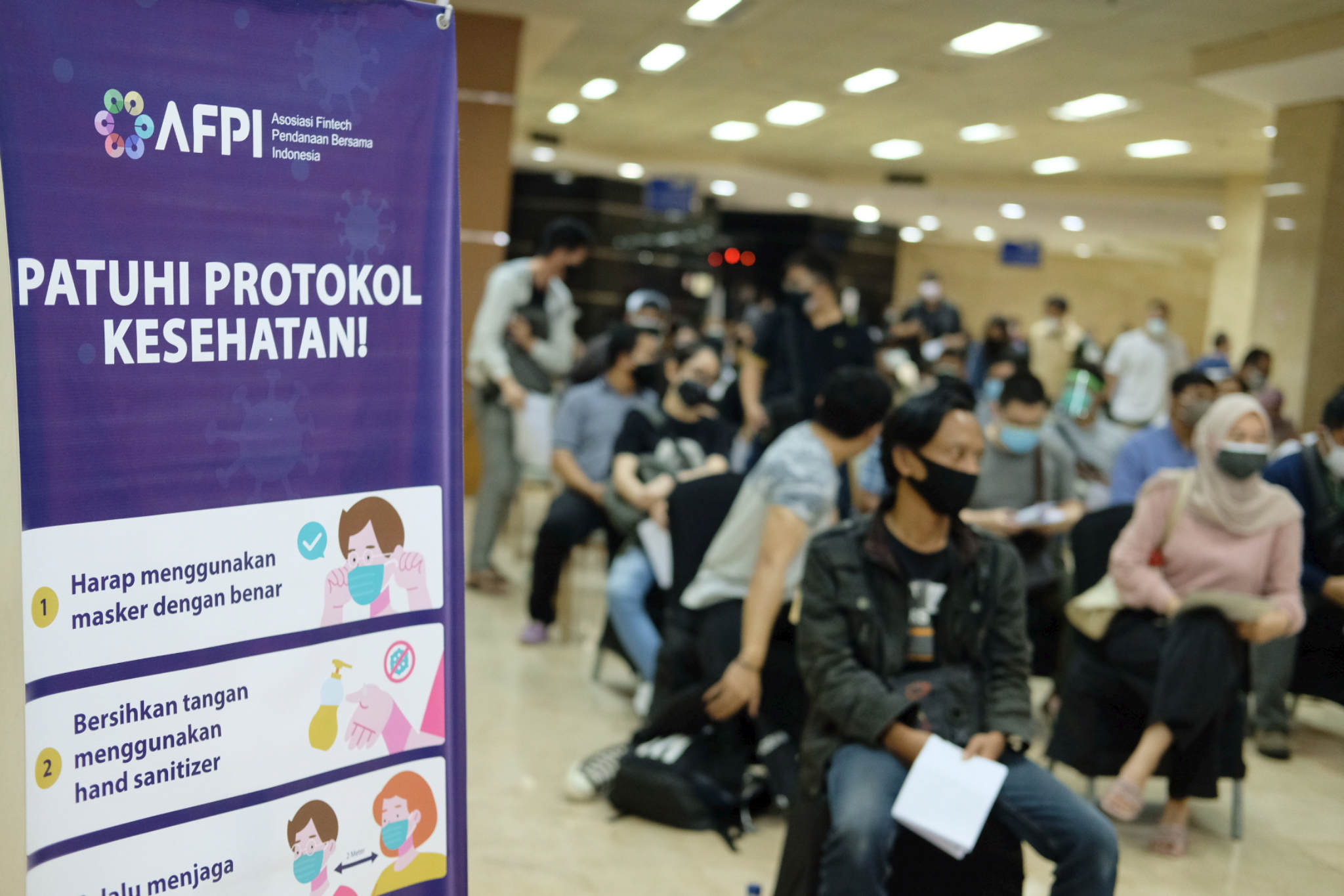 <p>Karyawan paltform Fintech Pendanaan anggota AFPI antusias mengikuti vaksinasi pada pemberian Vaksin Gotong Royong untuk pekerja Industri Fintech Pendanaan Bersama Indonesia di Jakarta, Jumat, 2 Juli 2021. Foto: Ismail Pohan/TrenAsia</p>
