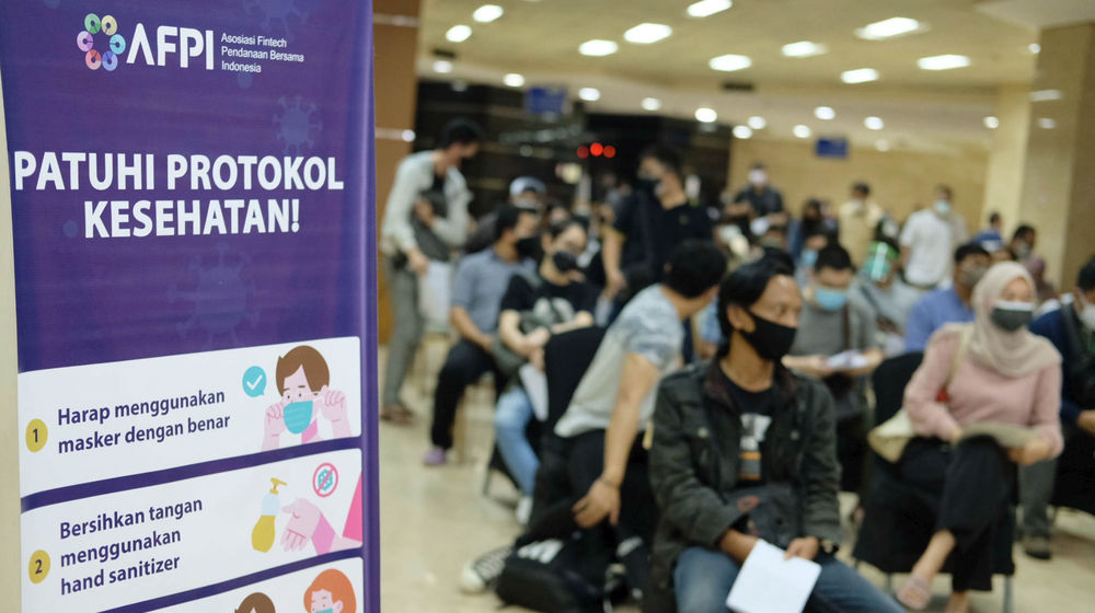 <p>Karyawan paltform Fintech Pendanaan anggota AFPI antusias mengikuti vaksinasi pada pemberian Vaksin Gotong Royong untuk pekerja Industri Fintech Pendanaan Bersama Indonesia di Jakarta, Jumat, 2 Juli 2021. Foto: Ismail Pohan/TrenAsia</p>
