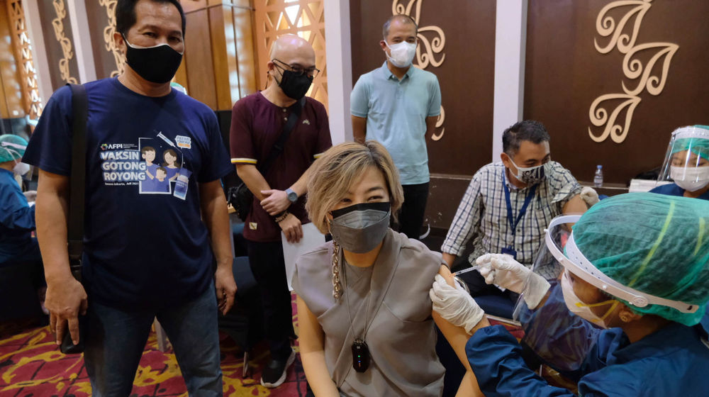 <p>Direktur Eksekutif Asosiasi Fintech Pendanaan Bersama Indonesia (AFPI) Kuseryansyah (berdiri kiri), Wakil Sekjen I Asosiasi Fintech Indonesia (Aftech) Dickie Widjaja (berdiri tengah) dan Chief of Sales Investree Salman Baharuddin (berdiri kanan) menyaksikan CEO &amp; Co-Founder GRADANA, Angela Oetama (duduk kiri) dan Chief of Human Capital Officer Investree, Ariyo Putro (duduk kedua kiri) mendapatkan vaksinasi pada pemberian Vaksin Gotong Royong untuk pekerja Industri Fintech Pendanaan Bersama Indonesia di Jakarta, Jumat, 2 Juli 2021. Foto: Ismail Pohan/TrenAsia</p>
