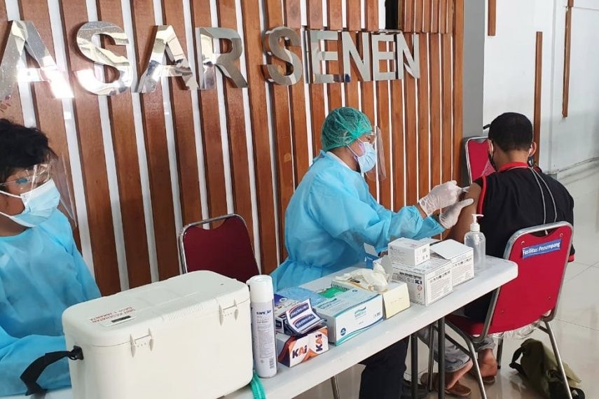 <p>Layanan vaksinasi COVID-19 gratis di Stasiun Pasar Senen. Foto: bumn.go.id</p>
