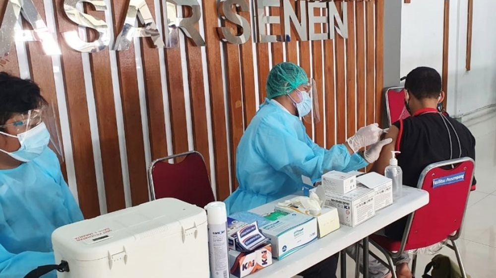 <p>Layanan vaksinasi COVID-19 gratis di Stasiun Pasar Senen. Foto: bumn.go.id</p>
