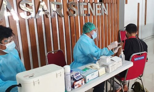 <p>Layanan vaksinasi COVID-19 gratis di Stasiun Pasar Senen. Foto: bumn.go.id</p>