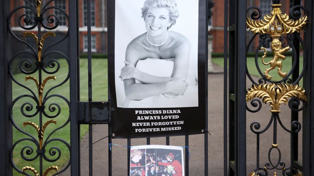 <p>Foto Putri DIana yang tergantung di Istana Keningston</p>
