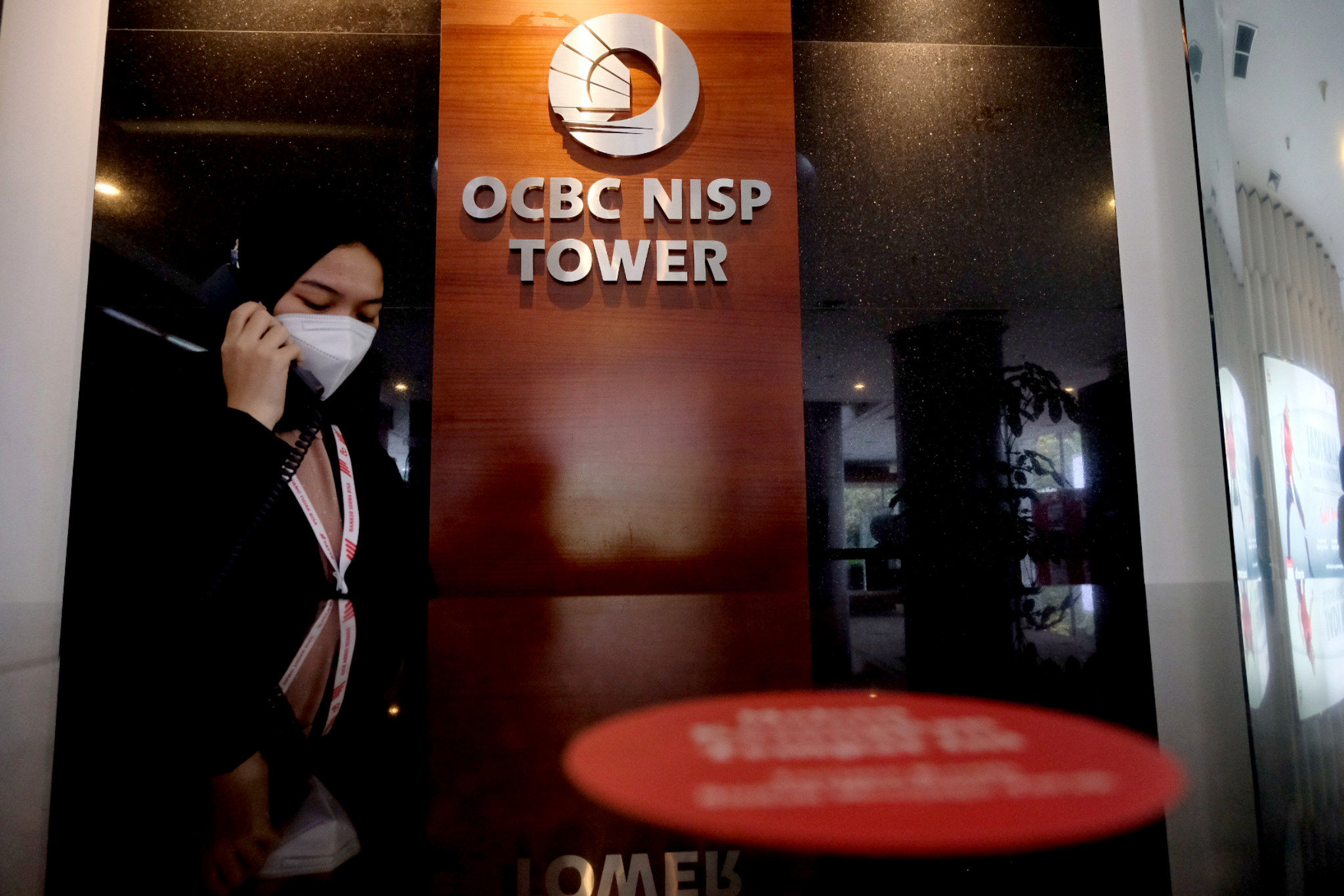 Karyawan beraktivitas di kantor cabang Bank OCBC NISP Jakarta, Senin, 2 Agustus 2021. Foto: Ismail Pohan/TrenAsia