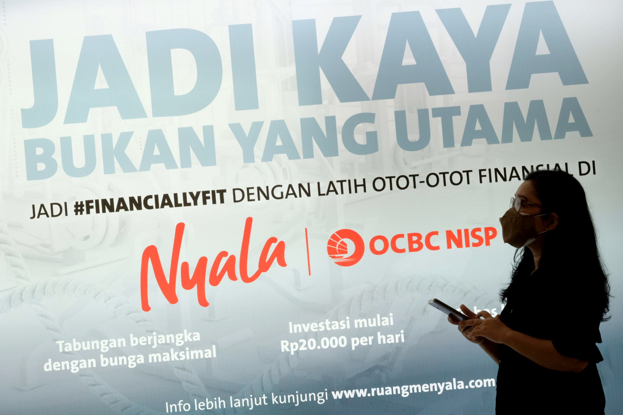 Nasabah berkativitas di kantor cabang Bank OCBC NISP Jakarta, Senin, 2 Agustus 2021. Foto: Ismail Pohan/TrenAsia