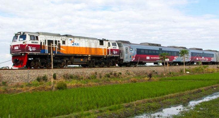 Dalam rangka memeriahkan peringatan Hari Ulang Tahun ke-76 Kemerdekaan Republik Indonesia Tahun 2021 PT Kereta Api Indonesia (Persero) mulai Minggu (1/8) lalu memasang livery khusus pada Lokomotif dan Kereta serta ornamen HUT RI di stasiun-stasiun. 