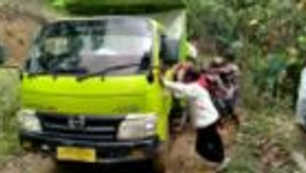 Akibat Jalan Rusak Sebuah Truk Angkut Penumpang di Watumite Nyaris  Terpeleset  ke Jurang