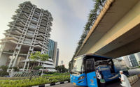 Warga bersiap menaiki transportasi umum di kawasan Jalan Sudirman, Jakarta, Senin, 2 Agustus 2021. Foto: Ismail Pohan/TrenAsia