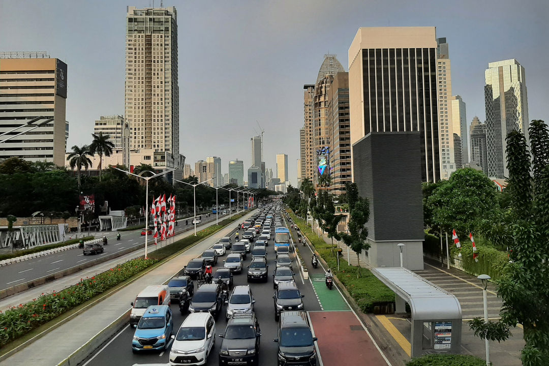 Pengendara terjebak kemacetan di kawasan Jalan Sudirman, Jakarta, Senin, 2 Agustus 2021. Foto: Ismail Pohan/TrenAsia