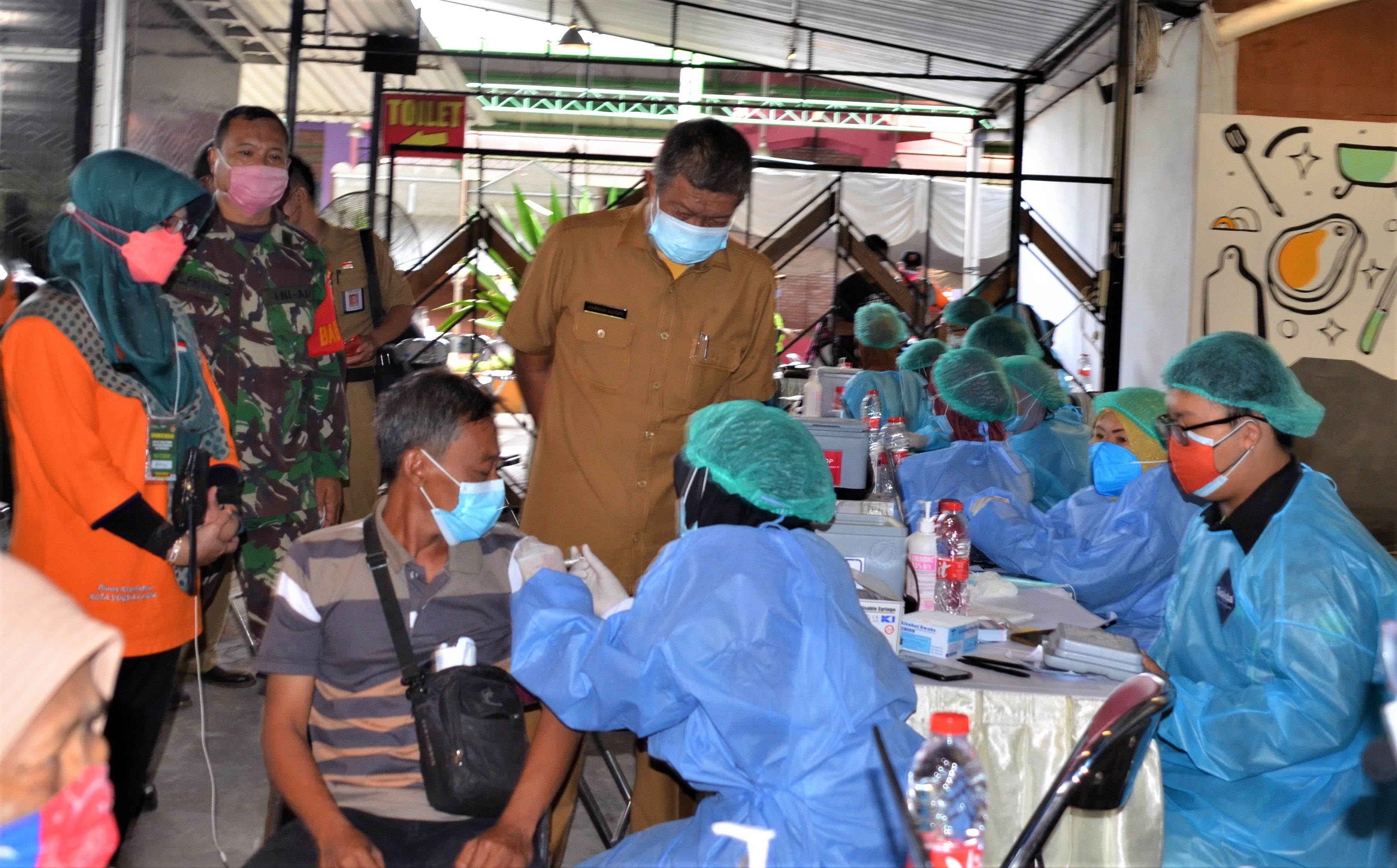 Walikota Yogyakarta Haryadi Suyuti tengah meninjau pelaksanaan vaksinasi COVID-19 sekaligus distribusi bantuan beras, di XT Square, Senin (2/8/2021).