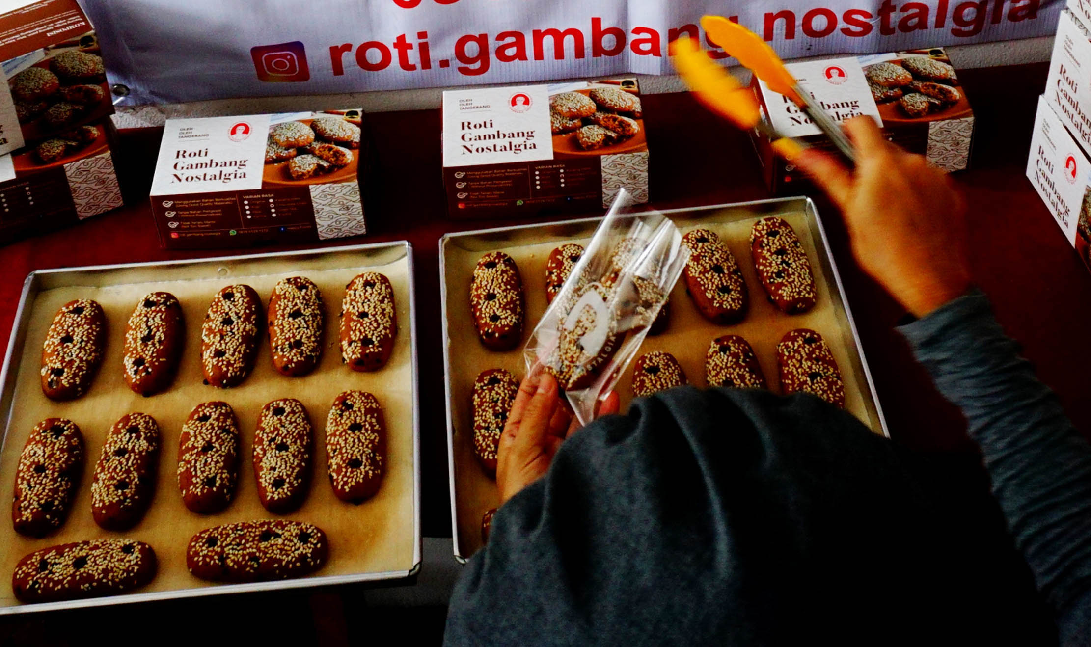 Nampak proses pembuatan makanan tradisional roti gambang di kawasan Karawaci Kota Tangerang, Senin 2 Agustus 2021. Foto :Panji Asmoro/TrenAsia 