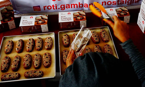 Nampak proses pembuatan makanan tradisional roti gambang di kawasan Karawaci Kota Tangerang, Senin 2 Agustus 2021. Foto :Panji Asmoro/TrenAsia 