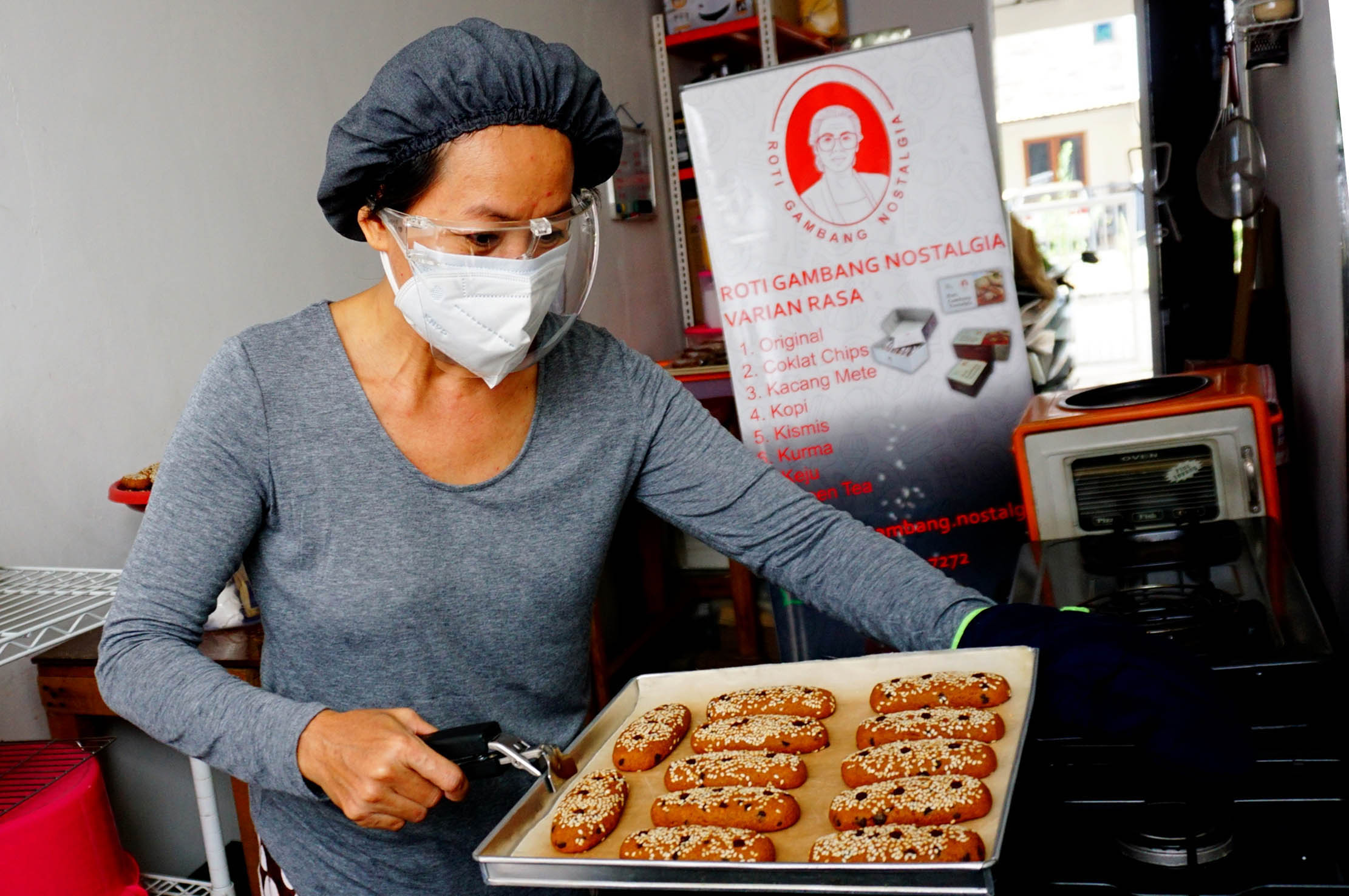 Nampak proses pembuatan makanan tradisional roti gambang di kawasan Karawaci Kota Tangerang, Senin 2 Agustus 2021. Foto :Panji Asmoro/TrenAsia 