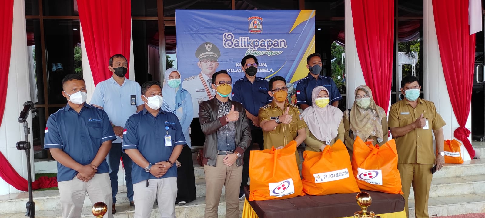 ATJ dan PT Pandu Sigi menyerahkan bantuan paket sembako ke Pemerintah Kota Balikpapan, pada Selasa (3/8/2021)