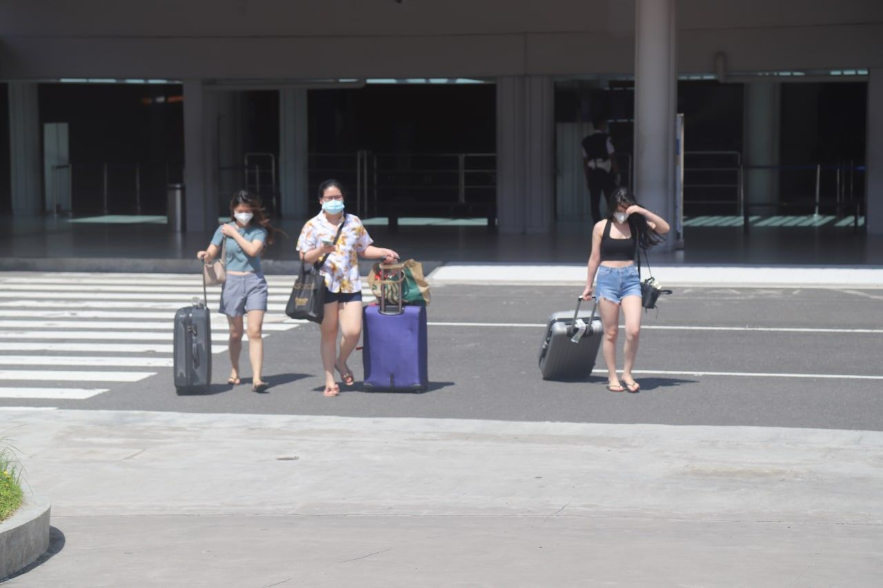 Beberapa penumpang yang terbang melalui Bandara I Gusti Ngurah Rai-Bali