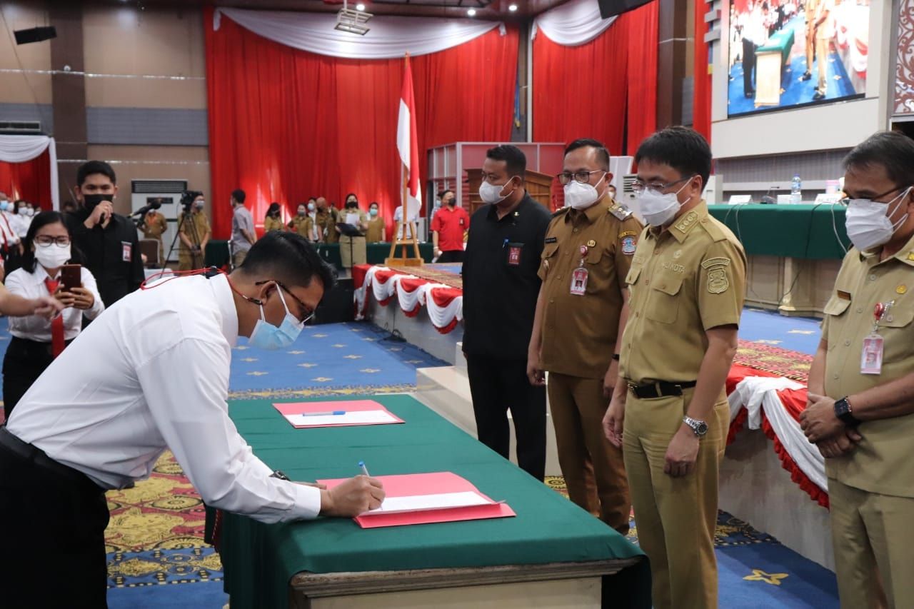 Penandatanganan berita acara pelantikan ketua-ketua lingkungan se Kota Manado. (Foto:istimewa) 