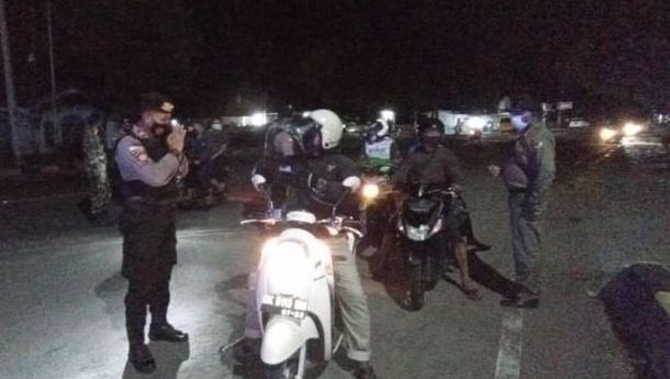 Tim Gabungan Polres Sikka Bersama Satgas Covid-19 Lakukan Operasi Masker, Helm dan KTP di Ruas Jalan Jendral Sudirman Kota Maumere