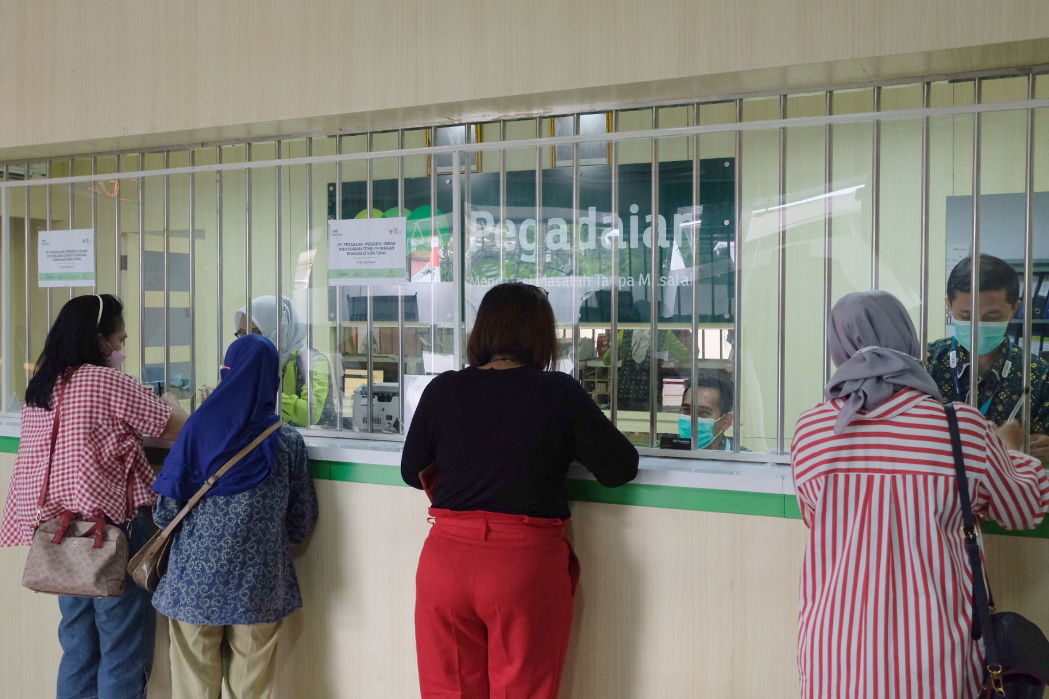 Karyawan melayani nasabah di kantor cabang Pegadaian Kebayoran Baru, Jakarta, Rabu, 4 Agustus 2021. Foto: Ismail Pohan/TrenAsia