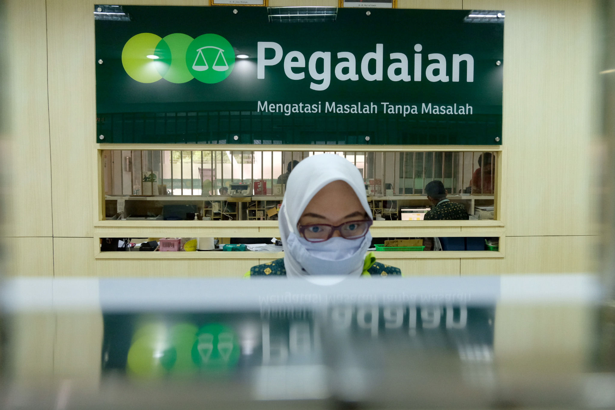 Karyawan berada di counter kantor cabang Pegadaian Kebayoran Baru, Jakarta, Rabu, 4 Agustus 2021. Foto: Ismail Pohan/TrenAsia