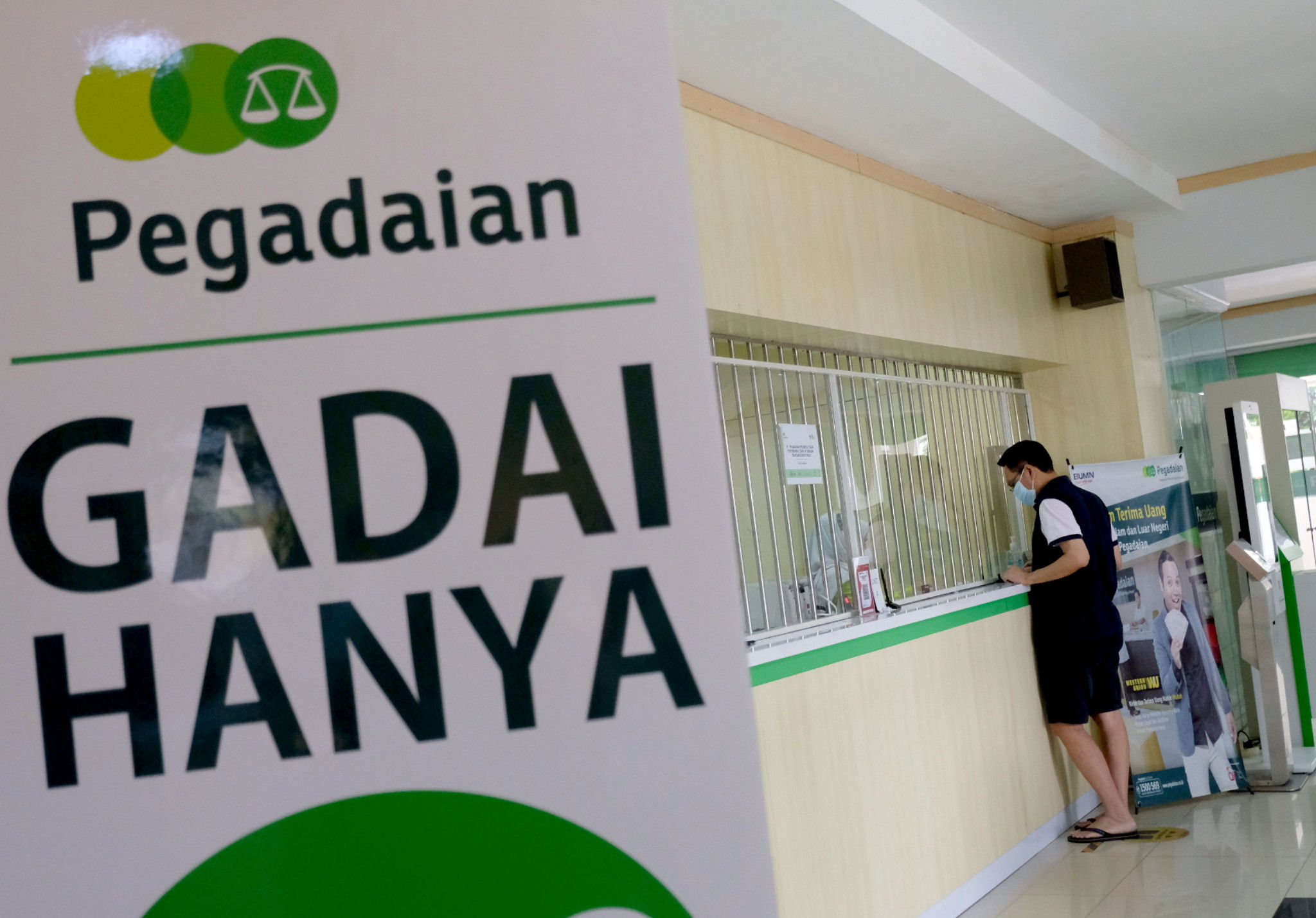 Nasabah melakukan transaksi di counter kantor cabang Pegadaian Kebayoran Baru, Jakarta, Rabu, 4 Agustus 2021. Foto: Ismail Pohan/TrenAsia