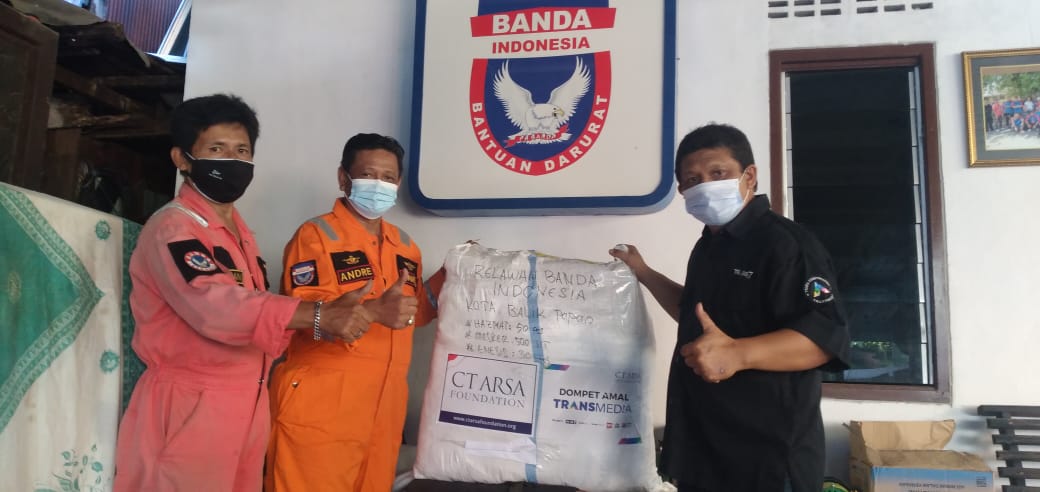 CT Arsa Foundation Beri Bantuan APD Relawan Banda Indonesia Balikpapan
