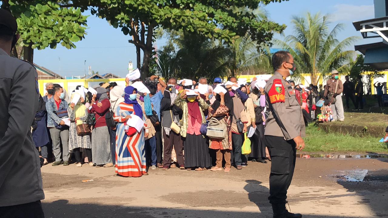 Warga saat berada di kawasan GOR Hasanuddin HM Banjarmasin untuk mengambil kupon vaksin, Kamis (5/8/2021)