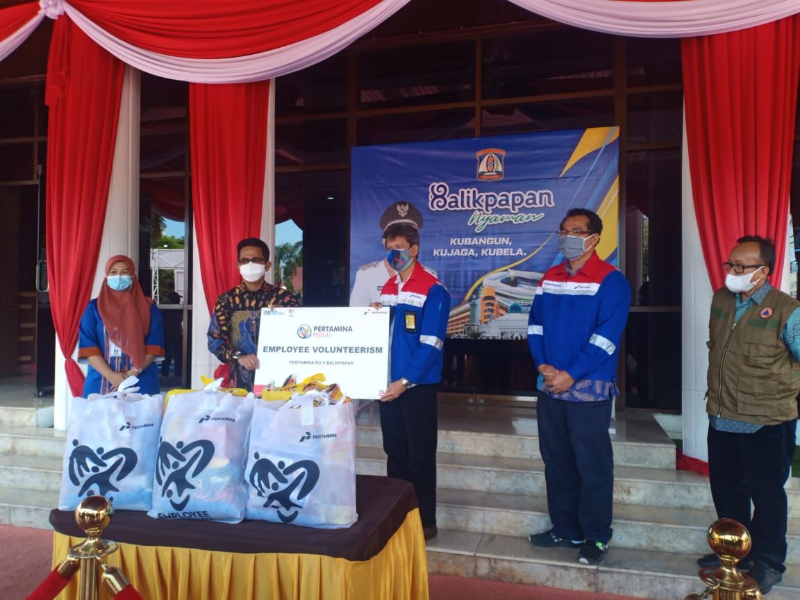 Wali Kota Balikpapan menerima secara simbolis bantuan paket sembako kepada warga terdampak PPKM pada Kamis (5/8/2021)