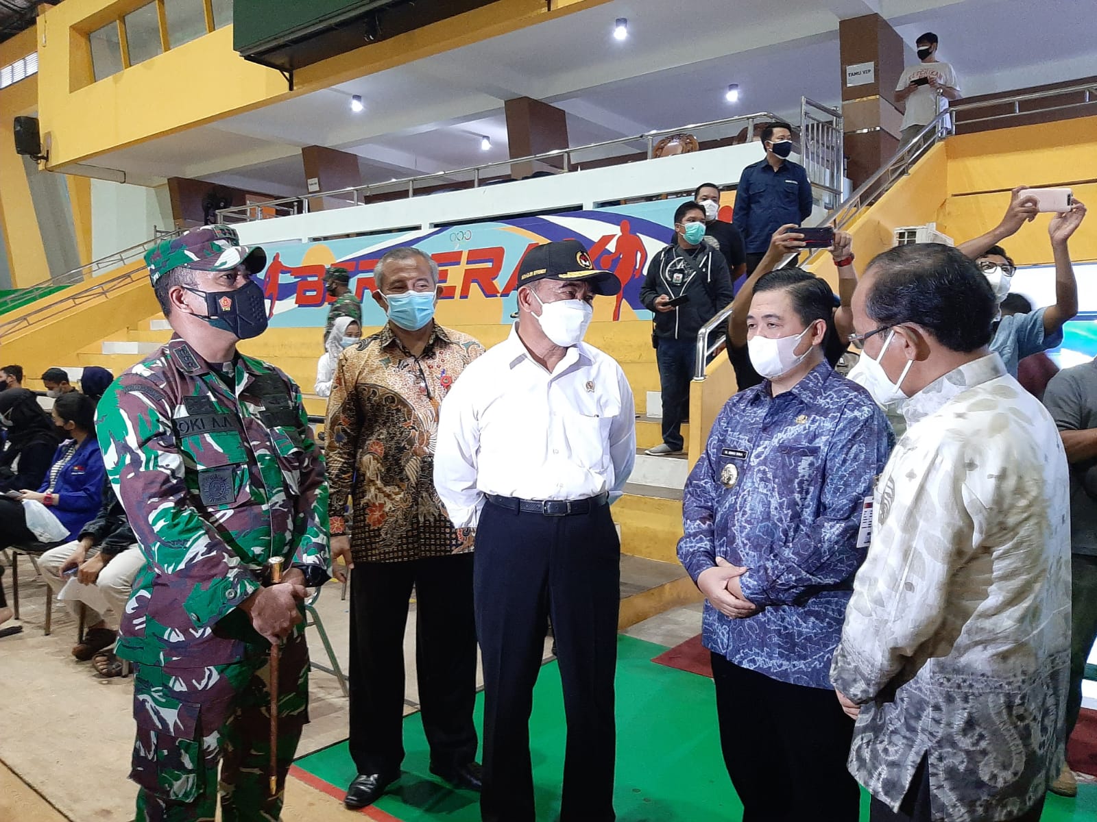 Menteri Koordinator PMK, Muhadjir Effendy, saat berbincang dengan perwakilan Pemko Banjarmasin, Kamis (5/8/2021). 