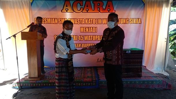 Bupati Sikka Serahkan Kartu Sikka Sehat kepada Waga Desa Korowuwu Kecamatan Lela