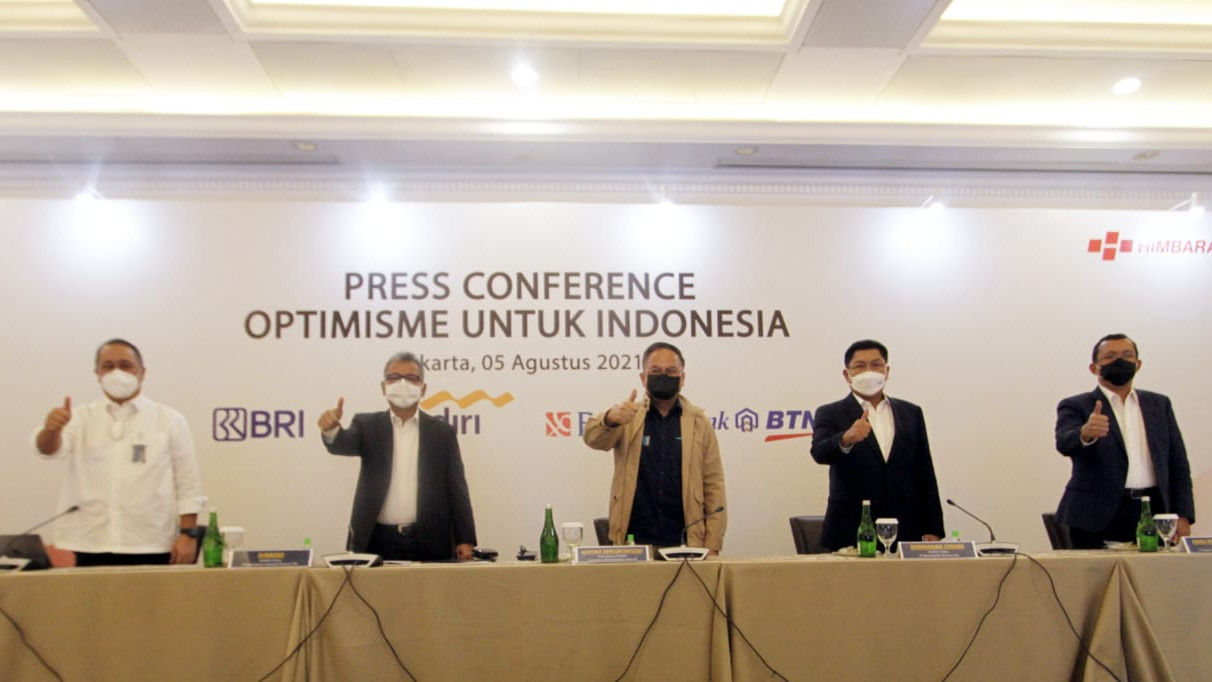 (Ki-ka): Dirut BNI Royke Tumilaar, Dirut BRI Sunarso, Wamen BUMN II Kartika Wirjoatmodjo, Dirut Bank Mandiri Darmawan Junaidi dan Dirut BTN Haru Koesmahargyo saat penyampaian paparan Optimisme untuk Indonesia di Jakarta, Kamis, 5 Agustus 2021. Foto: Ismail Pohan/TrenAsia