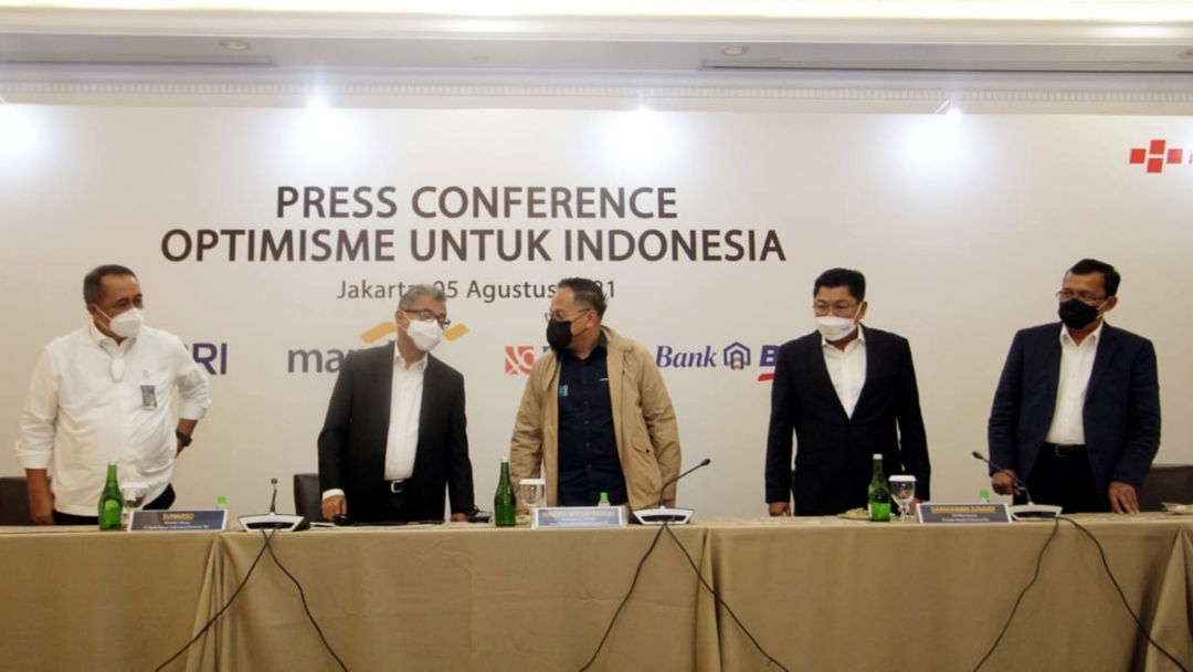 (Ki-ka): Dirut BNI Royke Tumilaar, Dirut BRI Sunarso, Wamen BUMN II Kartika Wirjoatmodjo, Dirut Bank Mandiri Darmawan Junaidi dan Dirut BTN Haru Koesmahargyo saat penyampaian paparan Optimisme untuk Indonesia di Jakarta, Kamis, 5 Agustus 2021. Foto: Ismail Pohan/TrenAsia