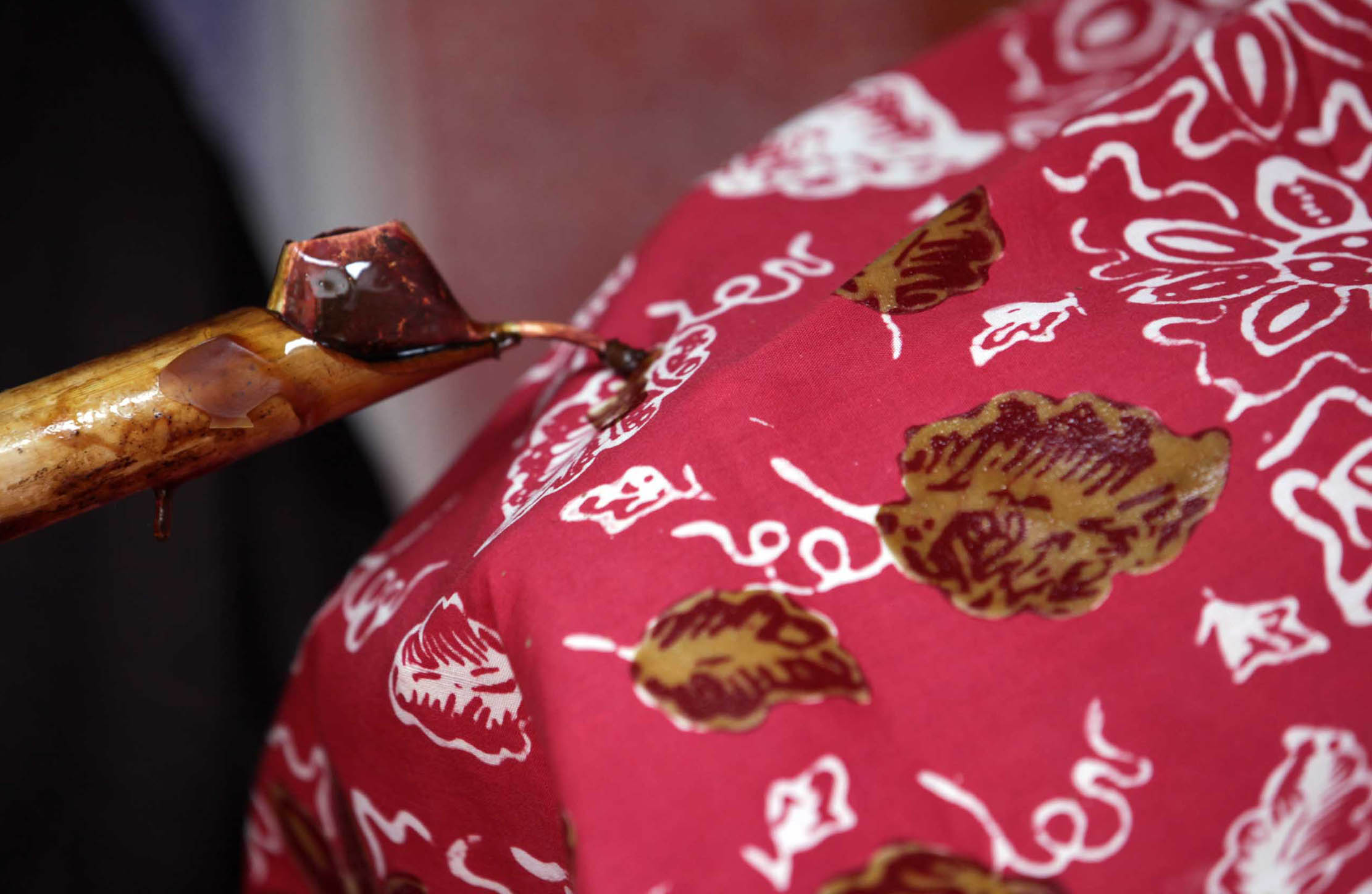 Perajin mengerjakan pembuatan batik tulis dengan motif khas Bogor di Kampung Batik, Neglasari, Cibuluh, Kota Bogor, Jawa Barat. Kamis 5 Agustus 2021. Foto : Panji Asmoro/TrenAsia