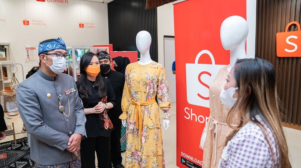 Ridwan Kamil dan Christin Djuarto mengunjungi salah satu pelaku UMKM asal Jabar.jpg