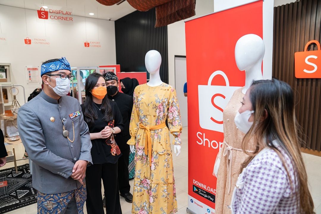 Ridwan Kamil dan Christin Djuarto mengunjungi salah satu pelaku UMKM asal Jabar / Dok. Shopee Indonesia