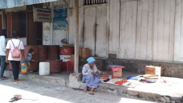 Sepenggal Kisah Mama Madara di Teras Rumah Makan Nirwana Larantuka