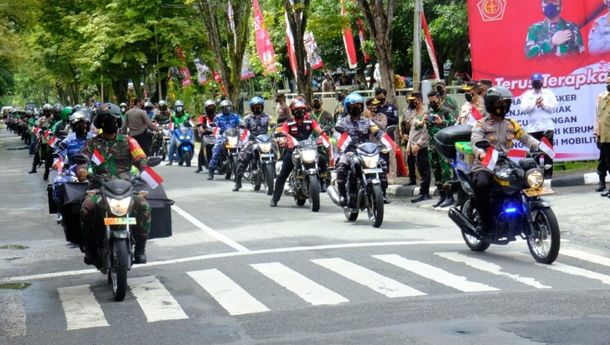 Salurkan Bansos, Kapolri bersama Panglima TNI Ingatkan Warga untuk Laksanakan  Prokes