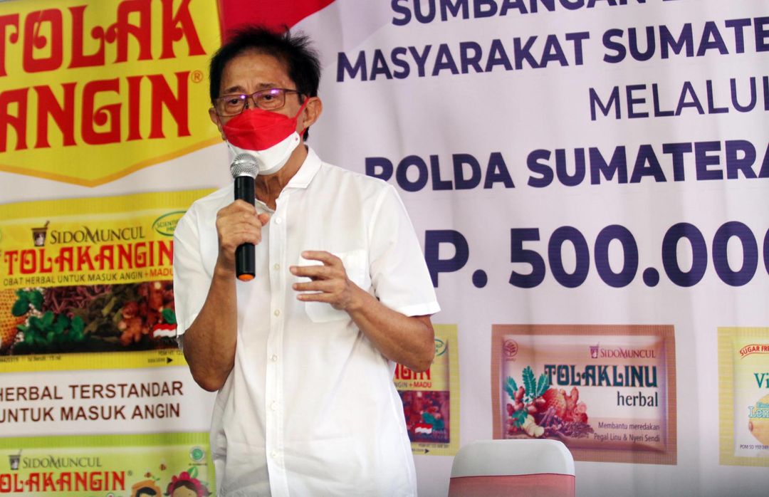 Direktur PT Industri Jamu dan Farmasi Sido Muncul Tbk Irwan Hidayat saat memberikan bantuan beras senilai Rp 50 Juta secara simbolis untuk masyarakat Sumsel yang terdampak yang diserahkan secara virtual  kepada Kapolda Sumatera Selatan Irjen Pol Eko Indra Heri,Jumat 6 Agustus 2021. Foto : Panji Asmoro/TrenAsia