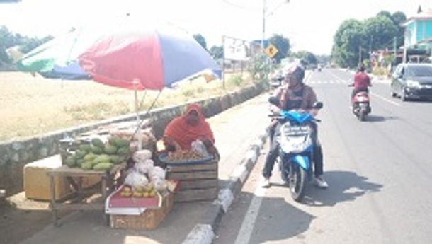 Radina Ali, Sosok Wanita Ulet di Trotoar Jalan, Kawasan Pasar Senja, Kota Larantuka