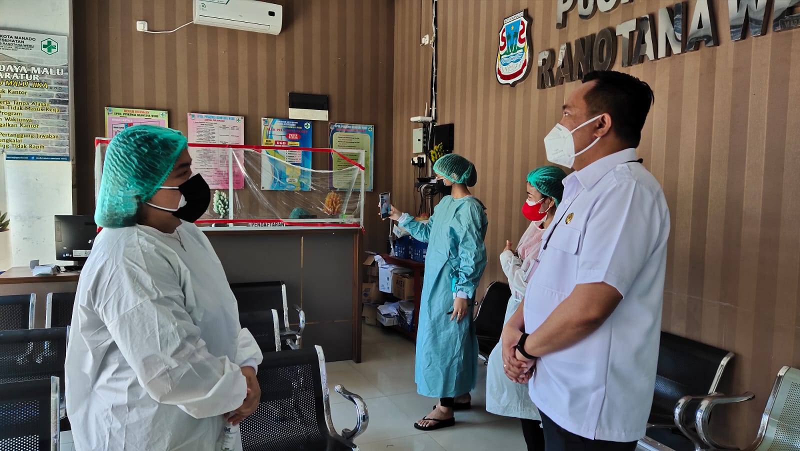 Wakil Wali Kota Manado, dr. Richard Sualang saat mengunjungi Puskesmas Ranotana Weru. (Foto:Mik)