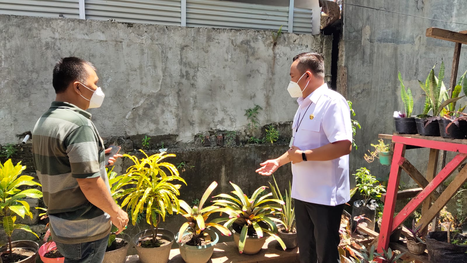 Wakil Wali Kota Manado, dr. Richard Sualang saat melakukan kunjungan ke kantor Kelurahan Karombasan Utara. (Foto:Mik)
