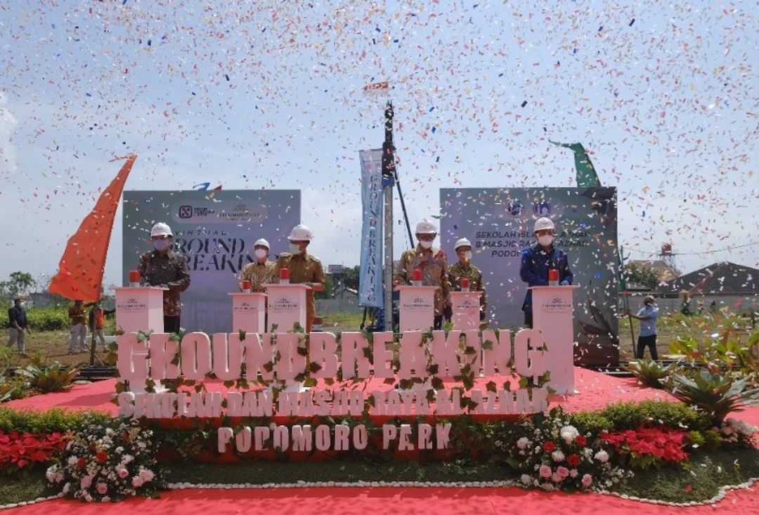 Prosesi groundbreaking sekolah dan Masjid Raya Al Azhar Podomoro Park Bandung.  