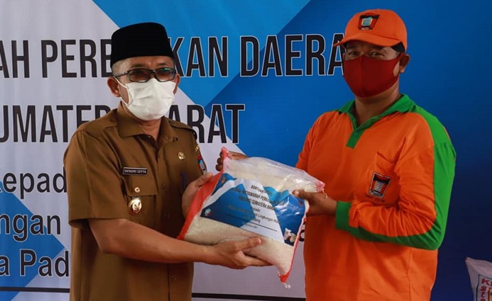 WALIKOTA SERAHKAN BANTUAN BMPD.jpg