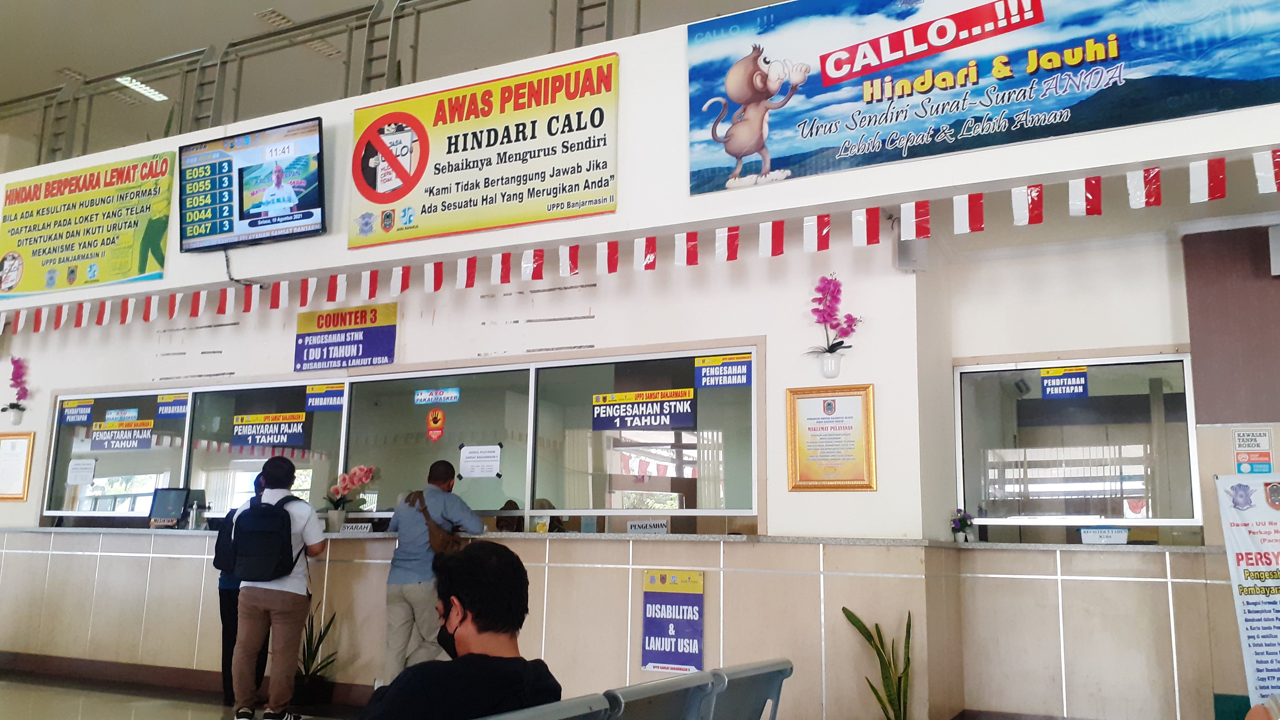 Warga saat melakukan pembayaran tunggakan di Kantor Samsat II Banjarmasin.